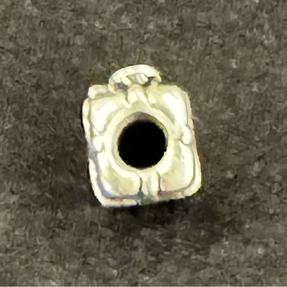 Pandora Silver Gift Box with Bow Charm - Picture 8 of 9